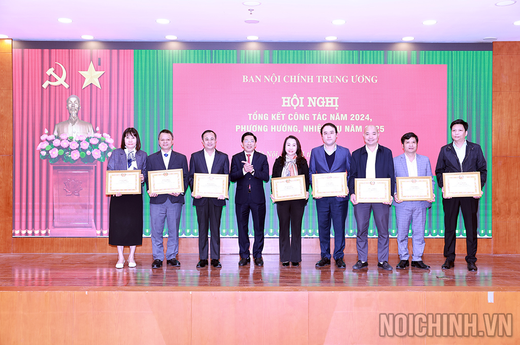 Đồng chí Đặng Văn Dũng, Phó Trưởng Ban trao Bằng khen của Trưởng Ban Nội chính Trung ương tặng các cá nhân có 02 năm liên tiếp hoàn thành xuất sắc nhiệm vụ