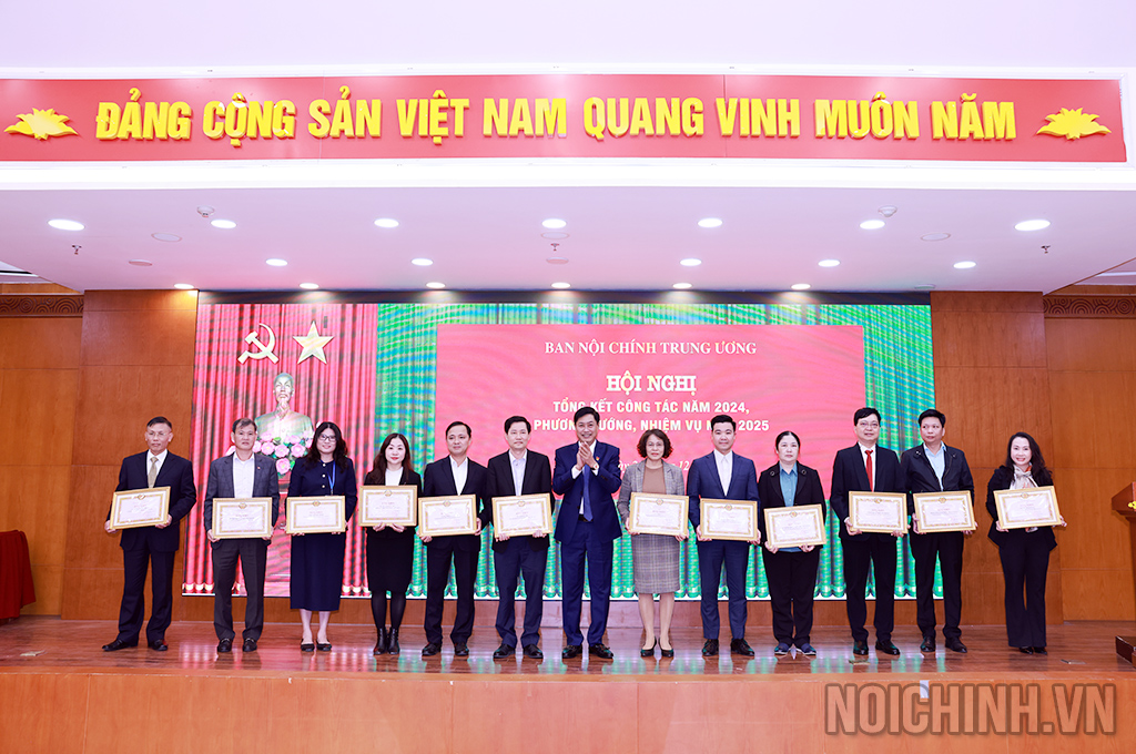 Đồng chí Nguyễn Hữu Đông, Ủy viên Trung ương Đảng, Phó Trưởng Ban trao tặng danh hiệu tập thể hoàn thành xuất sắc nhiệm vụ năm 224