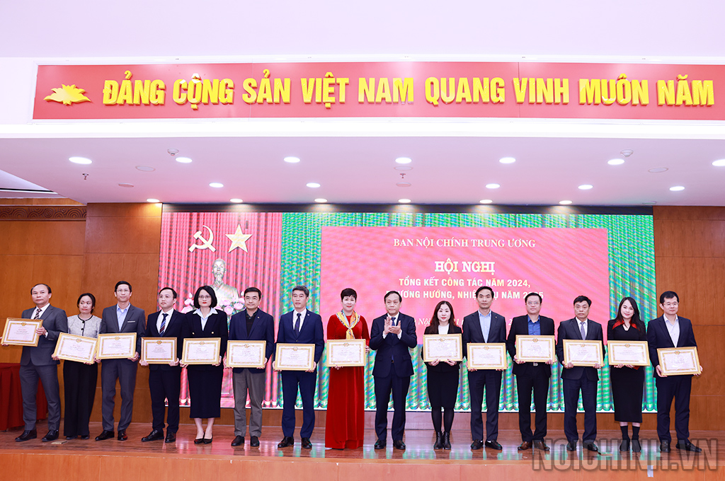 Đồng chí Đặng Văn Dũng, Phó Trưởng Ban trao Bằng khen tặng các cá nhân có thành tích xuất sắc trong công tác xây dựng pháp luật và hoàn thiện thể chế giai đoạn 2021-2025 