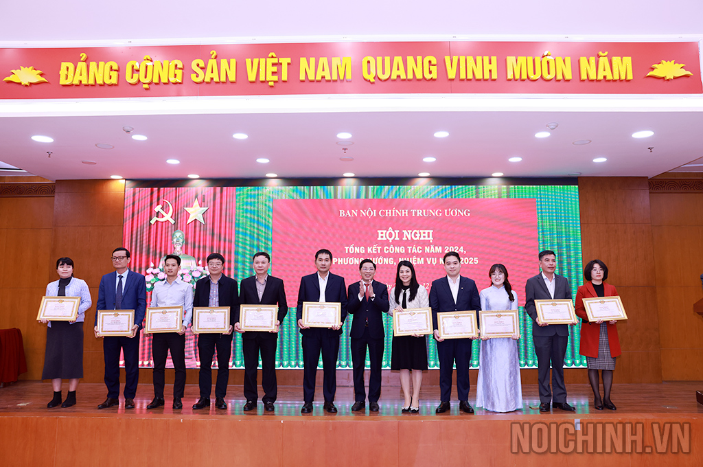 Đồng chí Đặng Văn Dũng, Phó Trưởng Ban trao Bằng khen tặng các cá nhân đã lập được nhiều thành tích trong thực hiện nhiệm vụ