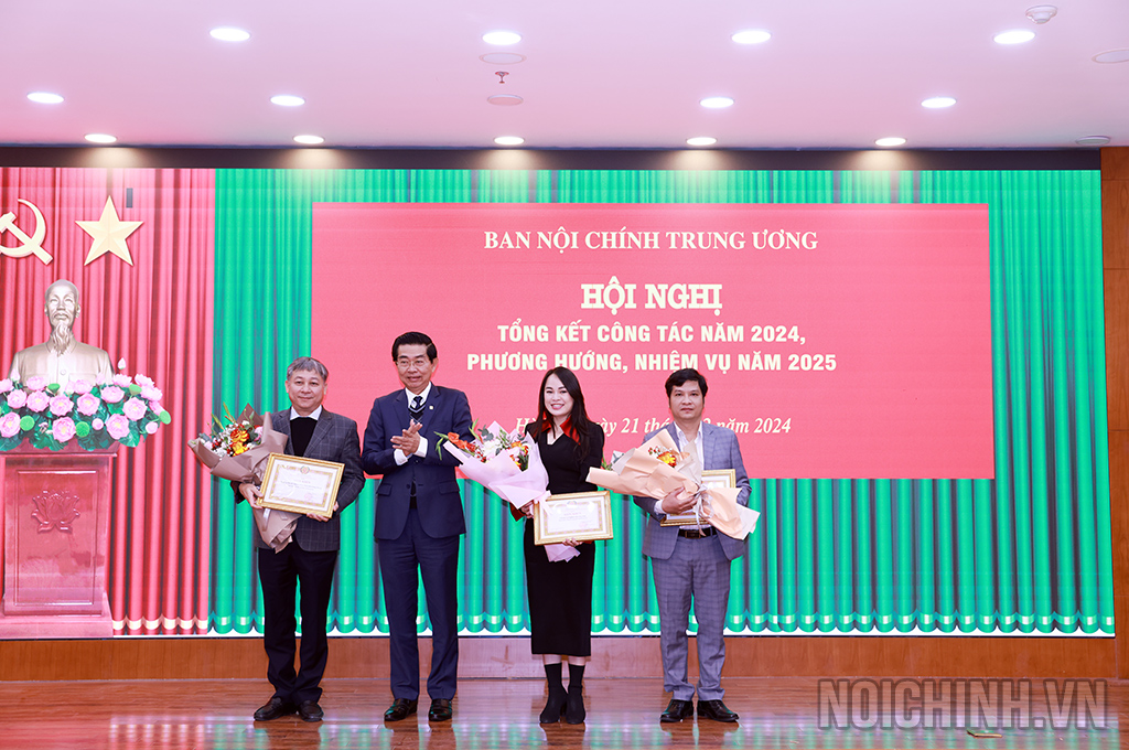 Đồng chí Võ Văn Dũng, Ủy viên Trung ương Đảng, Phó Trưởng ban Thường trực, Bí thư Đảng ủy cơ quan trao Giấy khen tặng các Chi bộ đạt tiêu chuẩn 