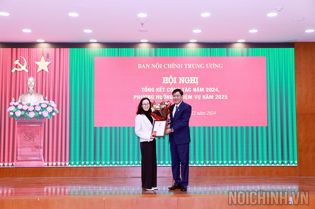 Đồng chí Nguyễn Hữu Đông, Ủy viên Trung ương Đảng, Phó Trưởng Ban trao Kỷ niệm chương 