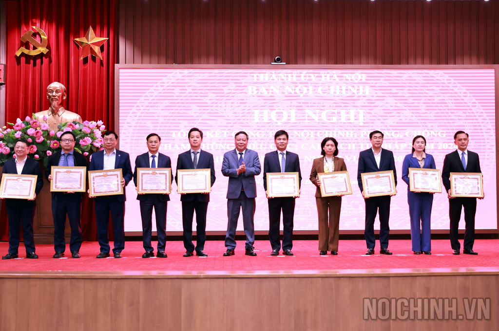 Đồng chí Nguyễn Văn Phong, Phó Bí thư Thường trực Thành ủy Hà Nội trao Bằng khen của Ban Chấp hành Đảng bộ thành phố tặng các tập thể có thành tích xuất sắc