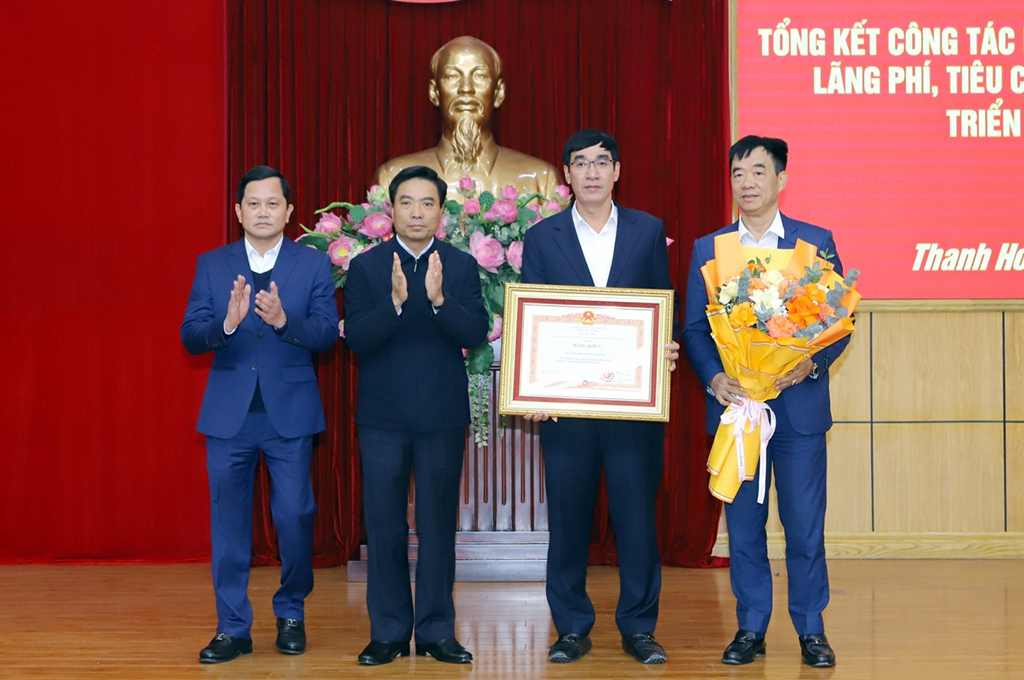 Đồng chí Nguyễn Doãn Anh, Bí thư Tỉnh ủy trao Bằng khen của Thủ tướng Chính phủ tặng Ban Nội chính Tỉnh ủy Thanh Hóa