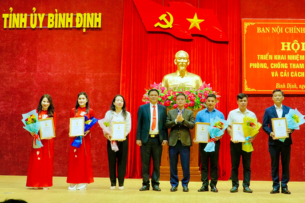 Đồng chí Trần Cang - Ủy viên BTVTU, Trưởng Ban Nội chính Tỉnh ủy và đồng chí Đoàn Hồng Ngọc - Vụ trưởng Vụ Địa phương II trao Kỷ niệm chương “Vì sự nghiệp Nội chính Đảng” tặng các cá nhân