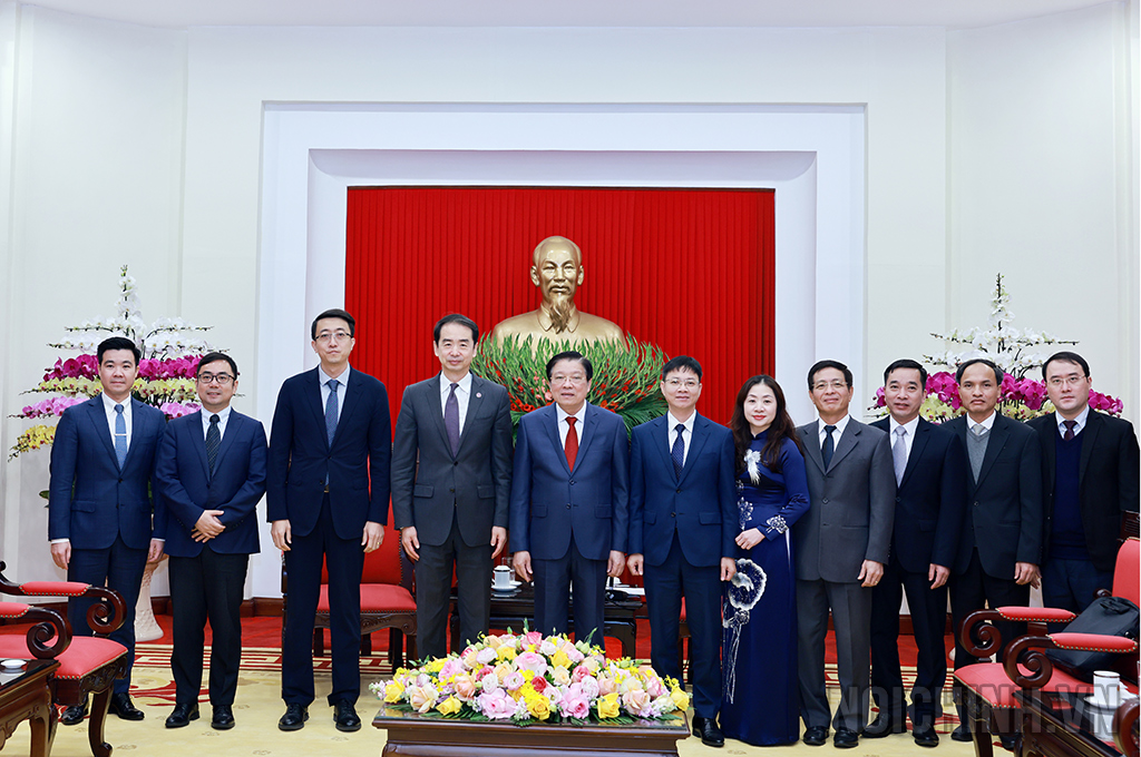 Hai bên chụp ảnh lưu niệm