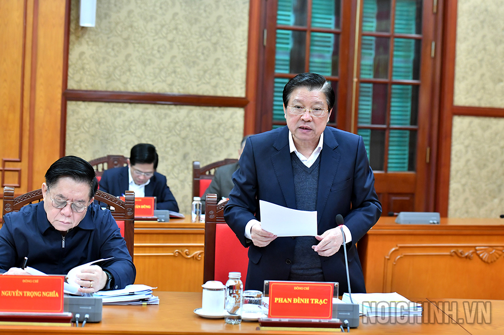 Đồng chí Phan Đình Trạc, Ủy viên Bộ Chính trị, Bí thư Trung ương Đảng, Trưởng Ban Nội chính Trung ương, Phó Trưởng Ban Thường trực Ban Chỉ đạo trình bày Báo cáo tại Phiên họp 