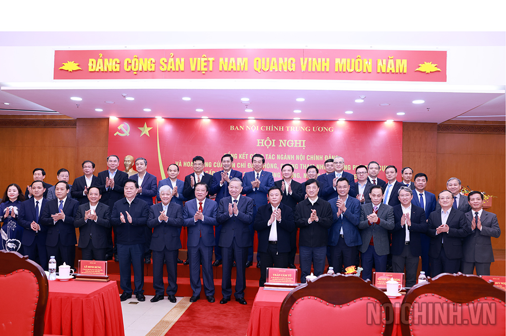 Đồng chí Tô Lâm, Ủy viên Bộ Chính trị, Tổng Bí thư, Trưởng Ban Chỉ đạo Trung ương về phòng, chống tham nhũng, lãng phí, tiêu cực chụp ảnh cùng đại biểu dự Hội nghị