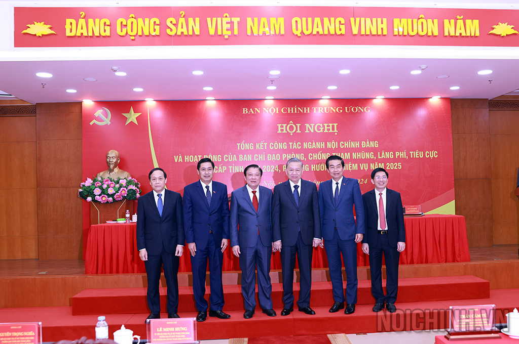 Đồng chí Tô Lâm, Ủy viên Bộ Chính trị, Tổng Bí thư, Trưởng Ban Chỉ đạo Trung ương về phòng, chống tham nhũng, lãng phí, tiêu cực chụp ảnh cùng lãnh đạo Ban Nội chính Trung ương