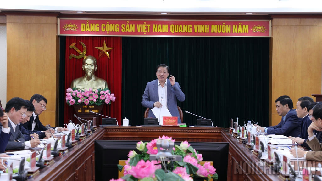 Đồng chí Phan Đình Trạc, Ủy viên Bộ Chính trị, Bí thư Trung ương Đảng, Trưởng Ban Nội chính Trung ương, Phó Trưởng ban Thường trực Ban Chỉ đạo Trung ương về phòng, chống tham nhũng, lãng phí, tiêu cực phát biểu Kết luận tại Hội nghị