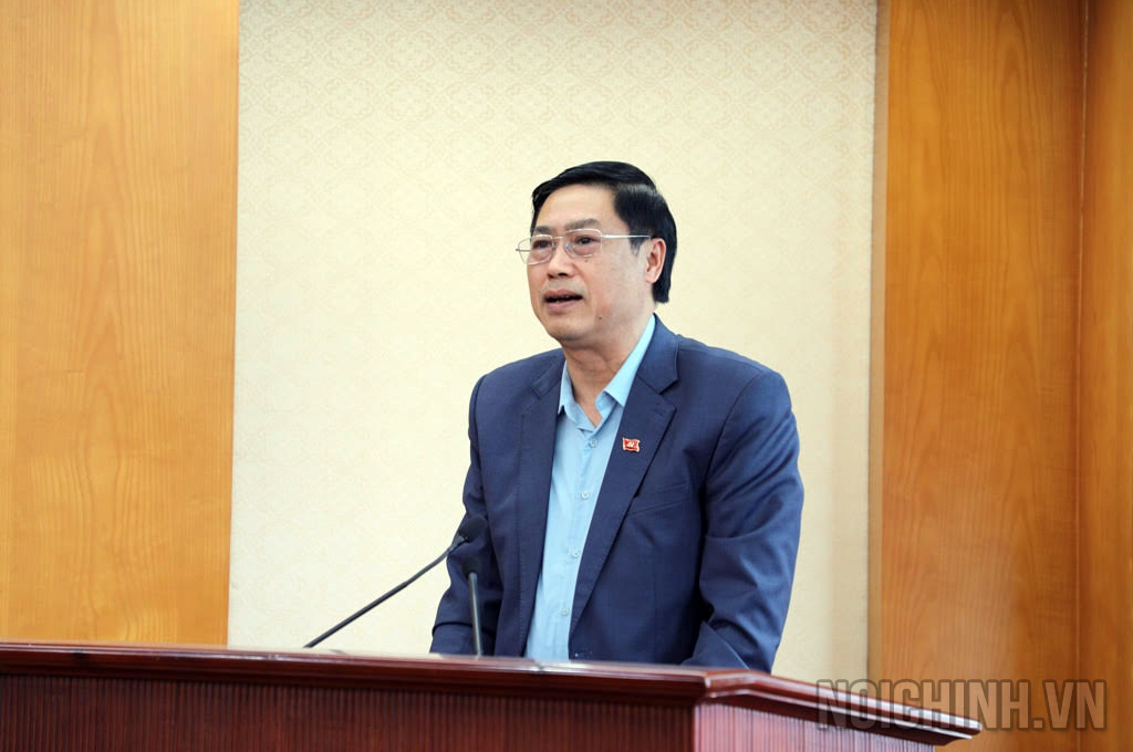 Đồng chí Nguyễn Hữu Đông, Ủy viên Trung ương Đảng, Phó Trưởng Ban Nội chính Trung ương trình bày Báo cáo tại Hội nghị 