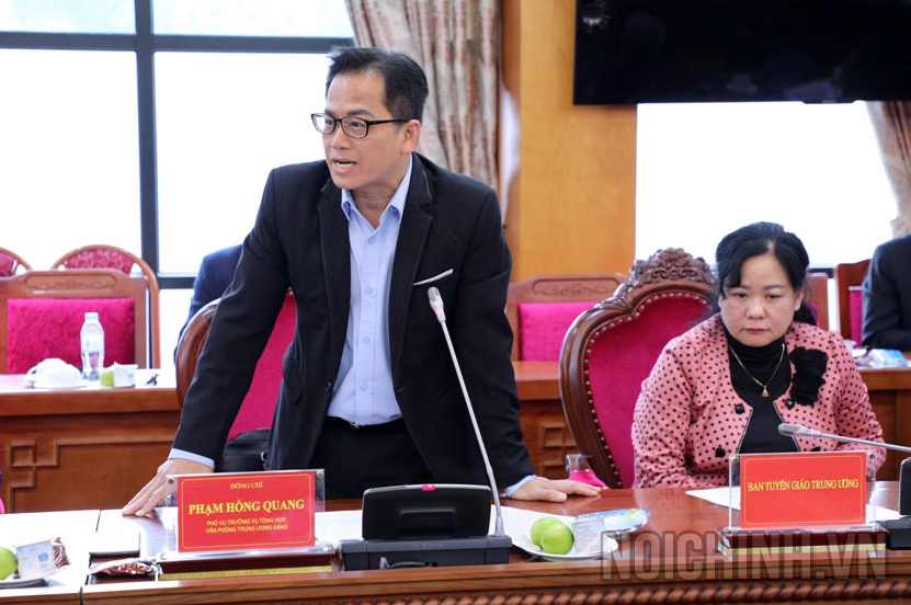 Đồng chí Phạm Hồng Quang, Phó Vụ trưởng Vụ Tổng hợp Văn phòng Trung ương phát biểu tại Hội nghị