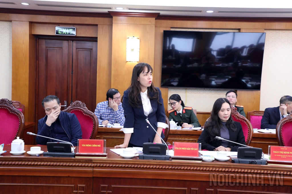 Đồng chí Lê Thị Thu Hiền, Phó Vụ trưởng Vụ Giám đốc kiểm tra 1, Tòa án nhân dân tối cao phát biểu tại Hội nghị