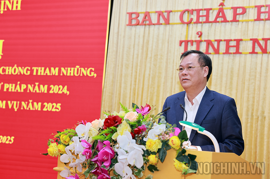 Đồng chí Lê Quốc Chỉnh, Phó Bí thư Thường trực tỉnh ủy, Chủ tịch Hội đồng nhân dân tỉnh, Trưởng Đoàn đại biểu Quốc hội tỉnh phát biểu