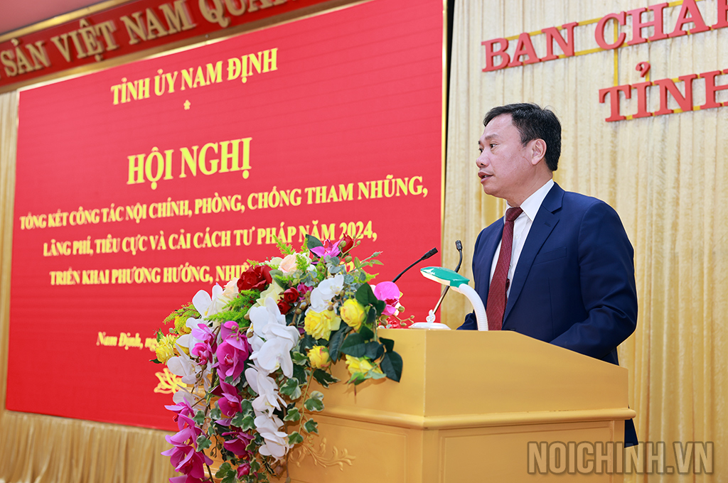 Đồng chí Hoàng Nguyên Dự, Ủy viên Ban Thường vụ, Trưởng Ban Nội chính Tỉnh ủy Nam Định trình bày Báo cáo tại Hội nghị