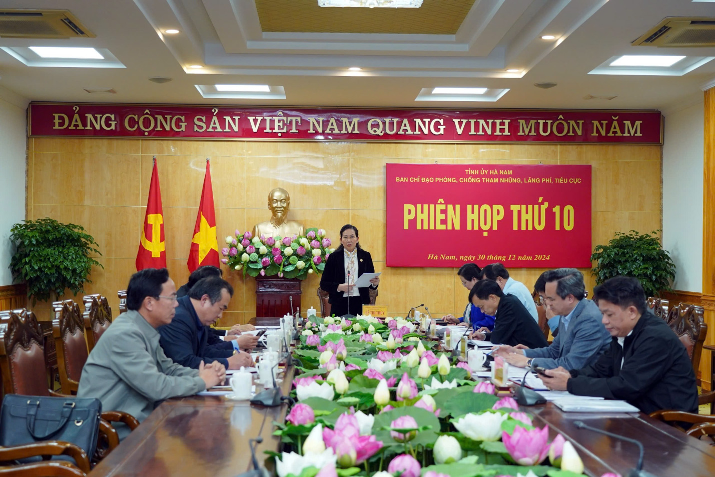 Đồng chí Lê Thị Thủy, Bí thư Tỉnh ủy, Chủ tịch Hội đồng nhân dân tỉnh, Trưởng Ban Chỉ đạo phòng, chống tham nhũng, lãng phí, tiêu cực tỉnh Hà Nam chủ trì Phiên họp