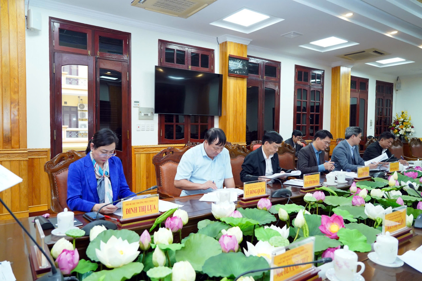 Các đồng chí thành viên Ban Chỉ đạo phòng, chống tham nhũng, lãng phí, tiêu cực tỉnh Hà Nam thảo luận tại Phiên họp