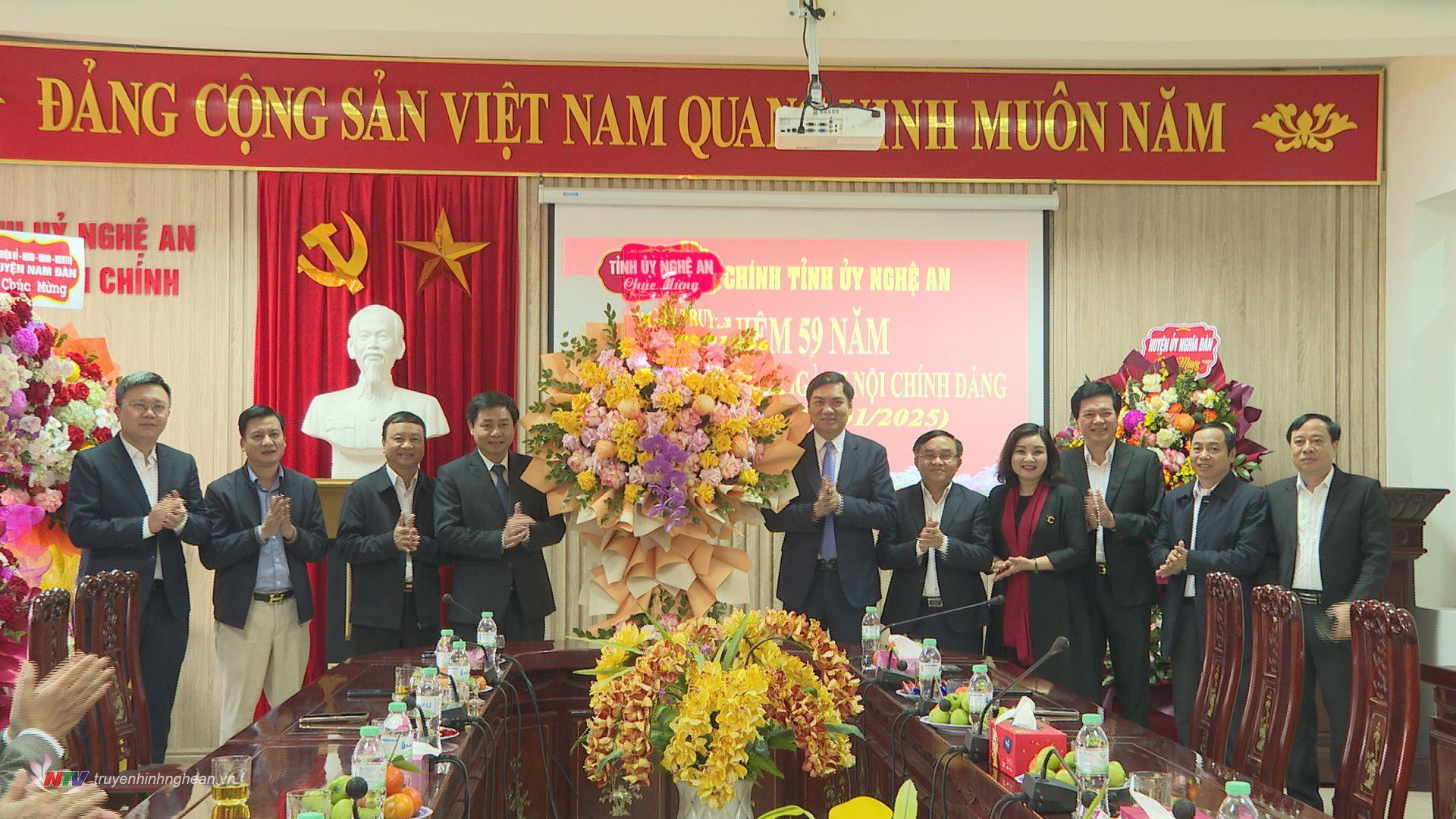 Đồng chí Hoàng Nghĩa Hiếu, Phó Bí thư Thường trực Tỉnh ủy, Chủ tịch HĐND tỉnh Nghệ Am và Đoàn công tác tặng hoa chúc mừng Ban Nội chính Tỉnh ủy