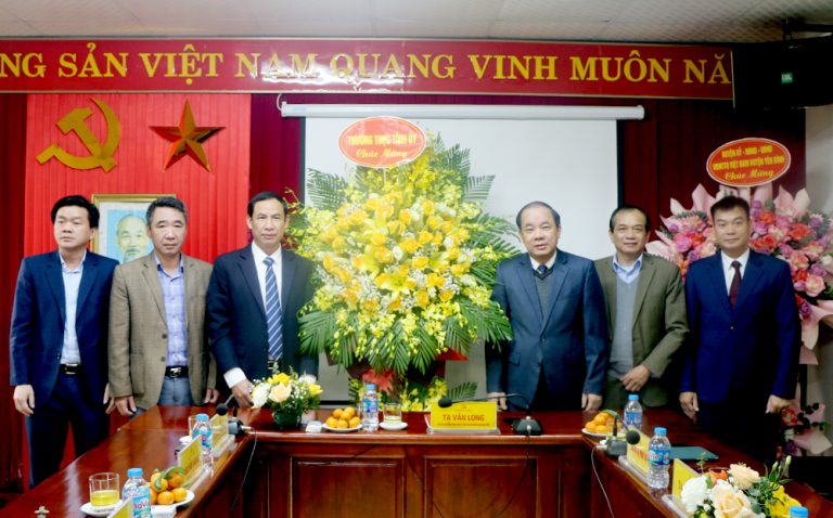 Đồng chí Tạ Văn Long, Phó Bí thư Thường trực Tỉnh ủy, Chủ tịch HĐND tỉnh Yên Bái tặng Hoa chúc mừng Ban Nội chính Tỉnh ủy 
