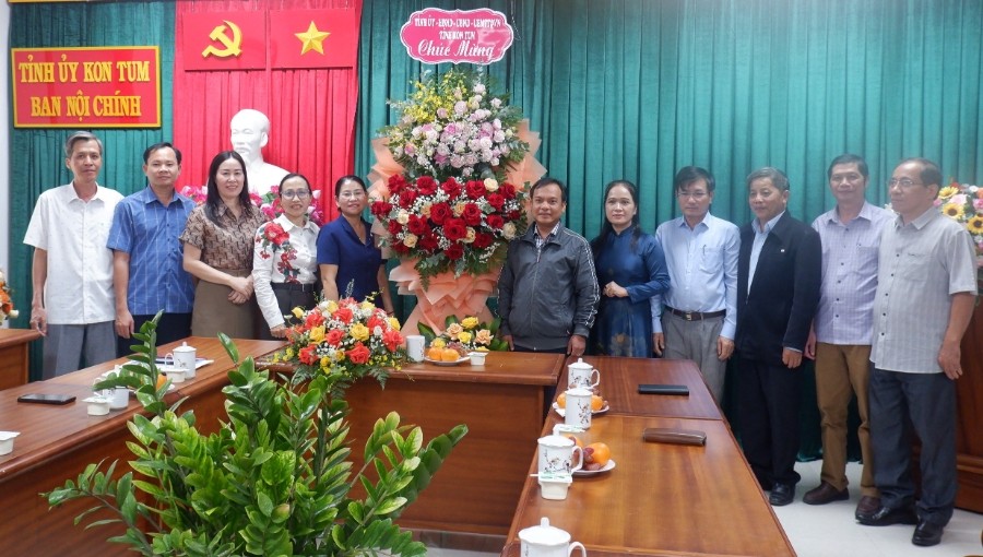 Đồng chí Mai Văn Tuất, Phó Bí thư Thường trực Tỉnh ủy, Chủ tịch HĐND tỉnh tặng hoa chúc mừng Ban Nội chính Tỉnh ủy