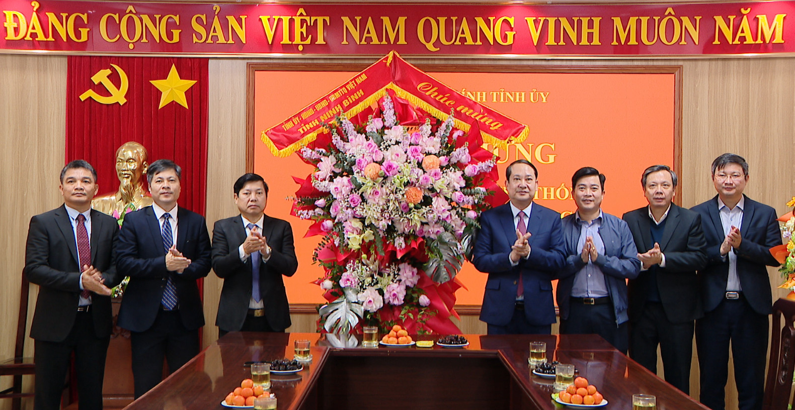 Đồng chí Mai Văn Tuất, Phó Bí thư Thường trực Tỉnh ủy, Chủ tịch HĐND tỉnh tặng hoa chúc mừng Ban Nội chính Tỉnh ủy