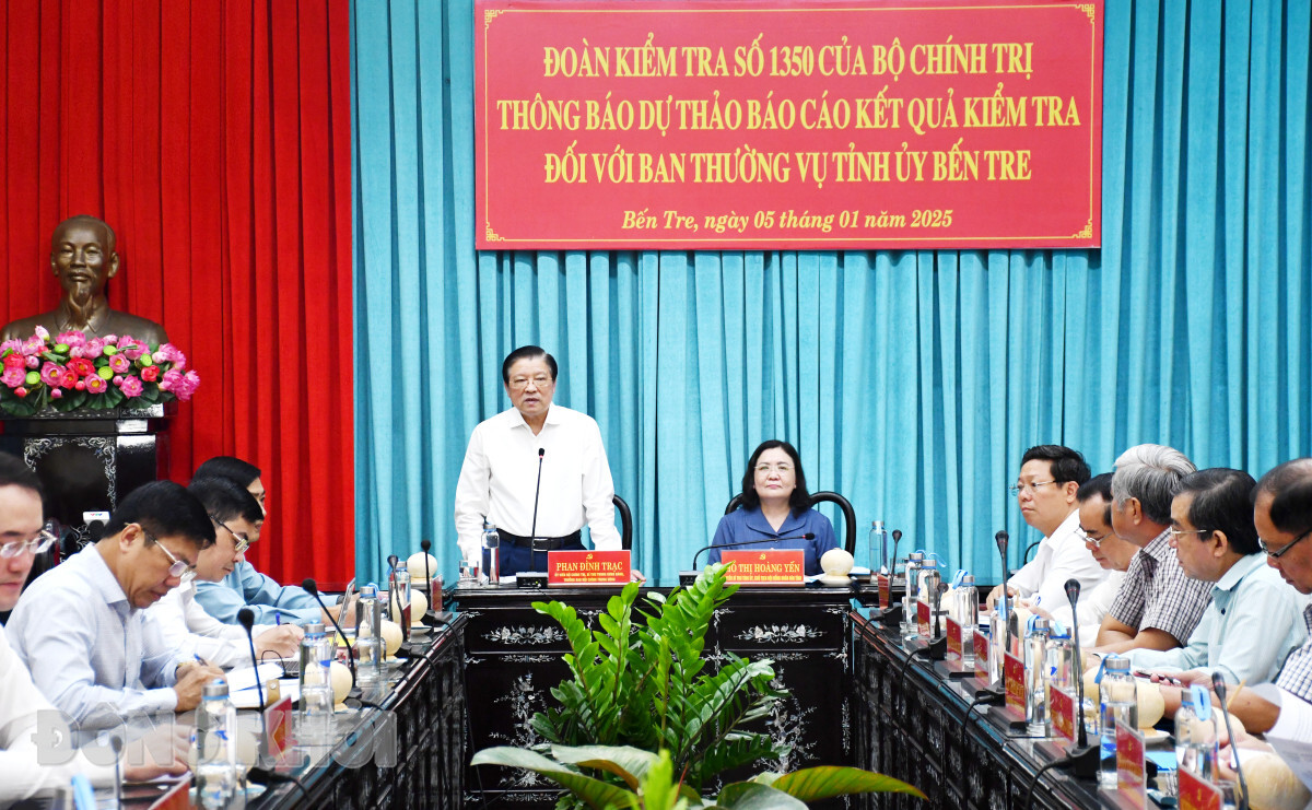 Đồng chí Phan Đình Trạc, Ủy viên Bộ Chính trị, Bí thư Trung ương Đảng, Trưởng Ban Nội chính Trung ương, Trưởng Đoàn kiểm tra phát biểu tại buổi làm việc