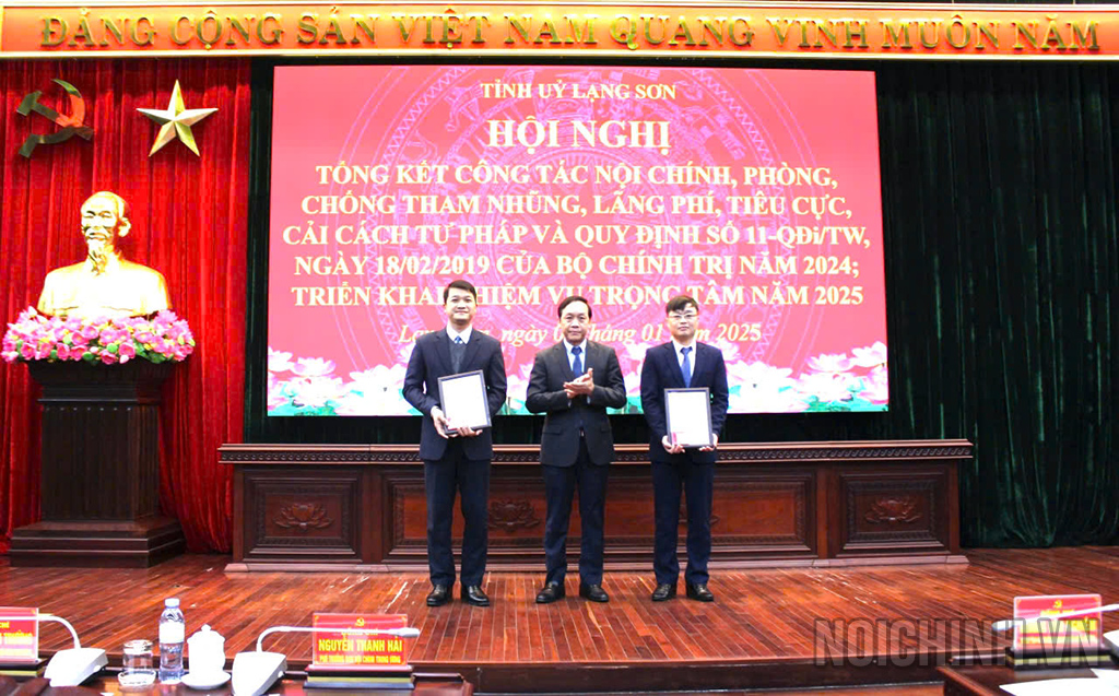 Đồng chí Nguyễn Thanh Hải, Phó Trưởng Ban Nội chính Trung ương trao tặng Kỷ niệm chương 