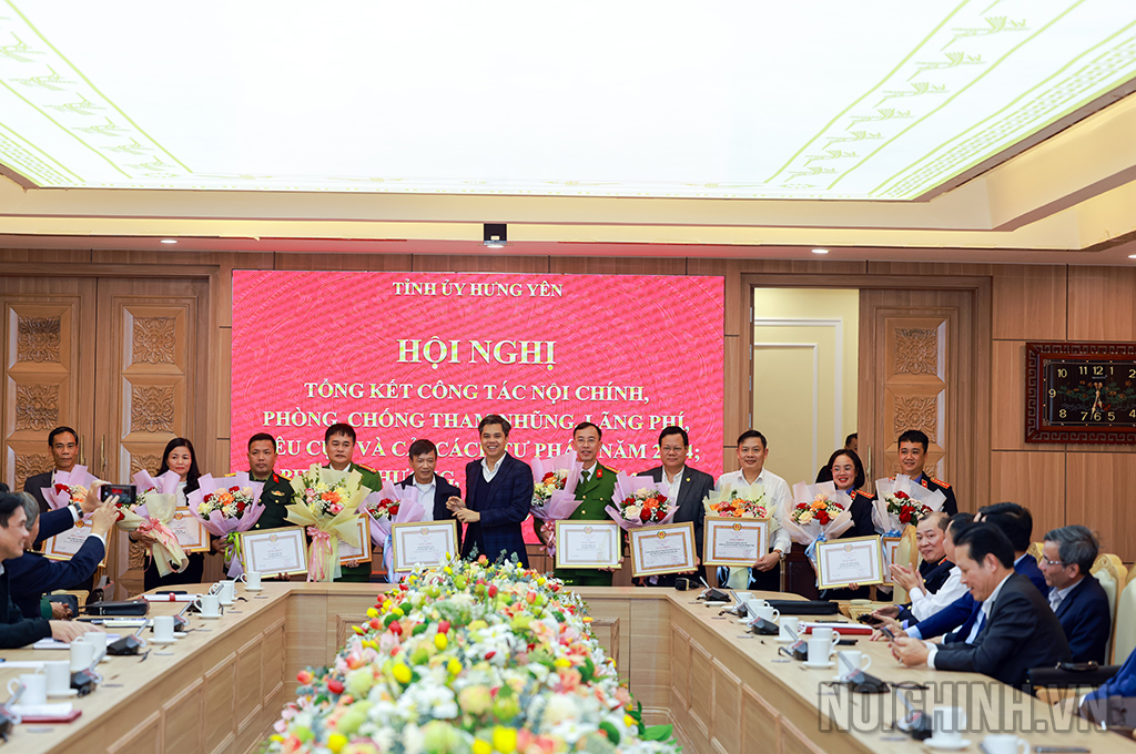 Đồng chí Nguyễn Văn Chiến, Trưởng Ban Nội chính Tỉnh ủy Hưng Yên trao Bằng khen tặng các tập thể có thành tích xuất sắc trong công tác năm 