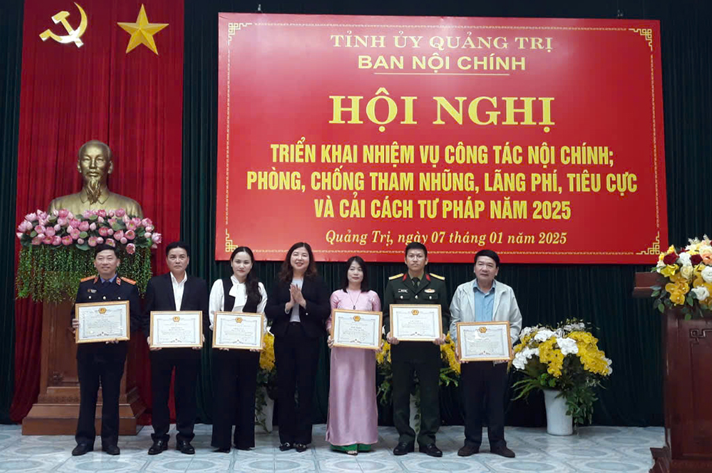 Lãnh đạo Ban Nội chính Tỉnh ủy tặng Giấy khen cho tập thể có thành tích xuất sắc trong công tác nội chính, phòng, chống tham nhũng, lãng phí, tiêu cực và cải cách tư pháp năm 2024