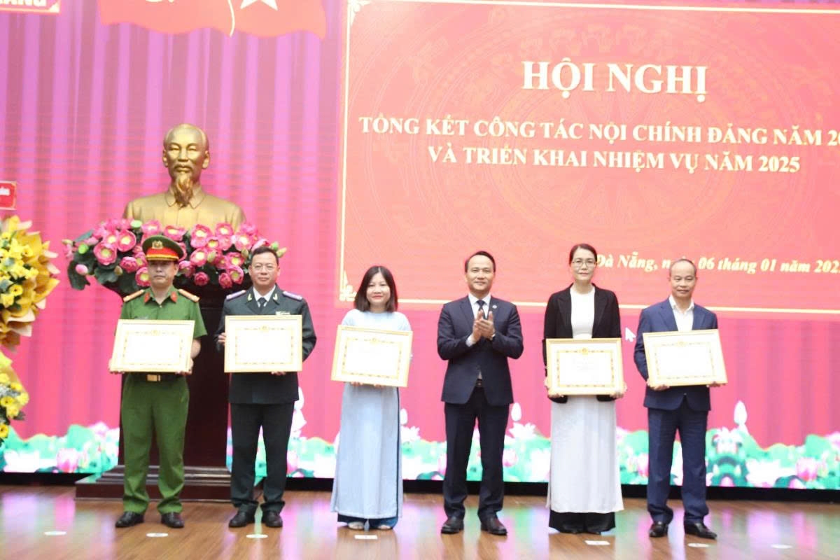 Đồng chí Nguyễn Đình Vĩnh, Phó Bí thư Thường trực Thành ủy Đà Nẵng trao Bằng khen tặng các tập thể, cá nhân có thành tích trong công tác nội chính năm 2024