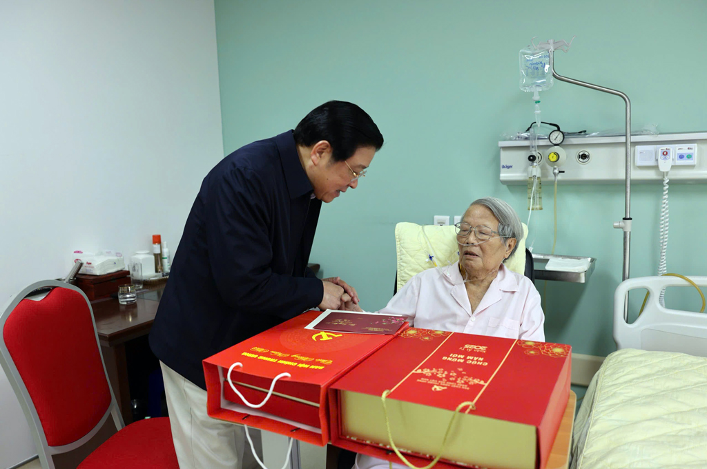 Đồng chí Phan Đình Trạc, Ủy viên Bộ Chính trị, Bí thư Trung ương Đảng, Trưởng Ban Nội chính Trung ương tặng quà đồng chí Trần Đức Lương, nguyên Ủy viên Bộ Chính trị, nguyên Chủ tịch nước Cộng hòa xã hội chủ nghĩa Việt Nam