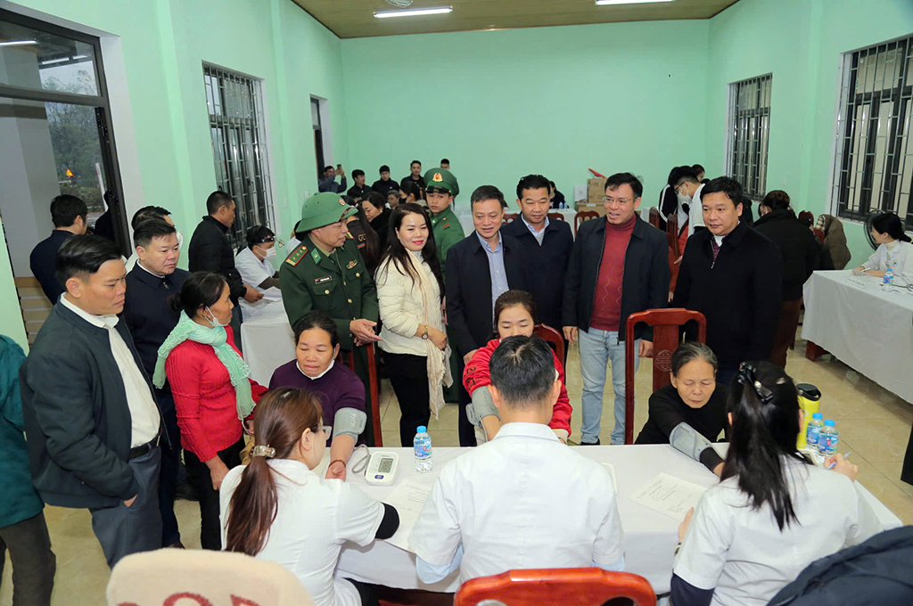 Vụ Địa phương II phối hợp với Ban Nội chính Tỉnh ủy Quảng Bình và Bệnh viện Đức Giang tổ chức khám bệnh cho bà con