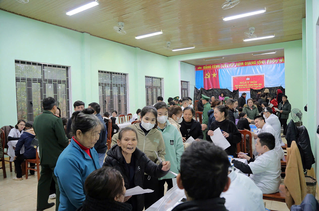  Đông đảo bà con, nhân dân đến thăm khám và nhận thuốc miễn phí