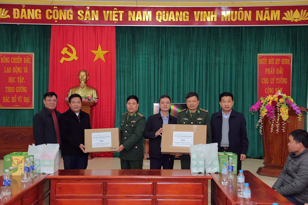 Đồng chí Đoàn Hồng Ngọc, Vụ trưởng Vụ Địa phương II trao bộ máy vi tính tặng đồn Biên phòng Cà Xèng