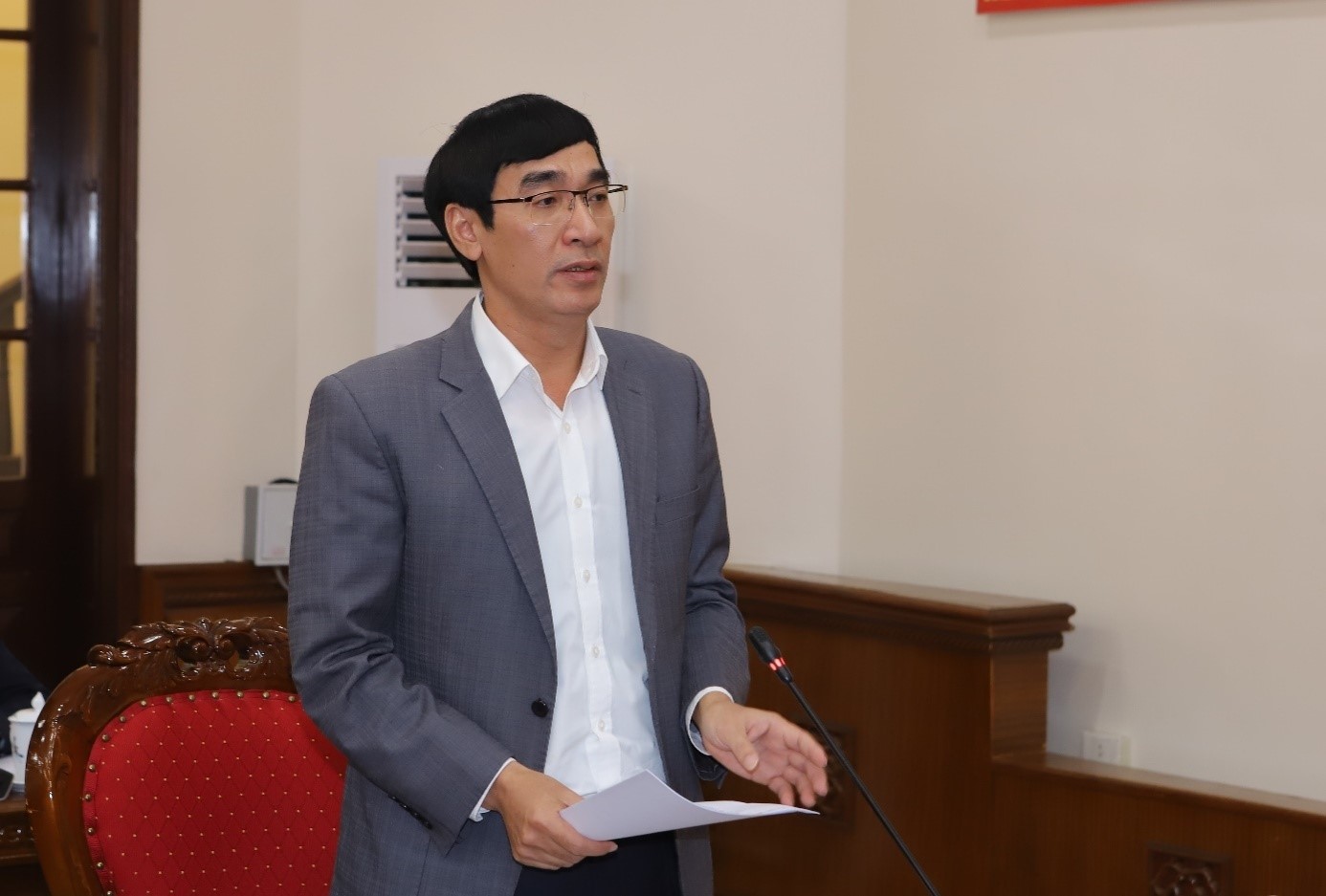 Đồng chí Nguyễn Ngọc Tiến, Ủy viên Ban Thường vụ, Trưởng Ban Nội chính Tỉnh ủy, Phó Trưởng Ban Thường trực Ban Chỉ đạo tỉnh trình bày báo cáo tại Phiên họp