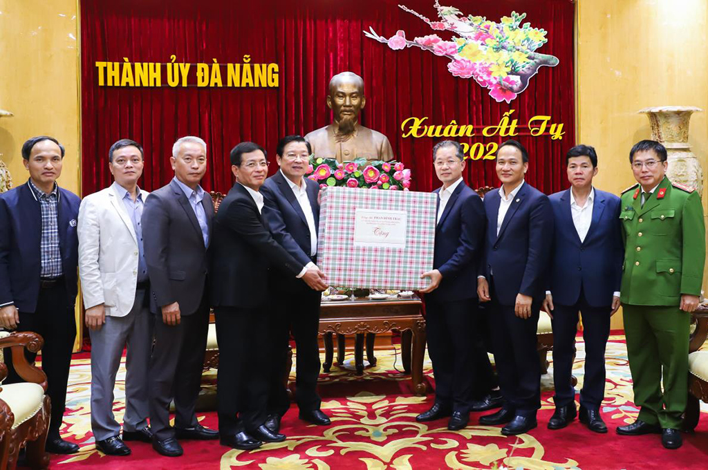 Đồng chí Phan Đình Trạc, Ủy viên Bộ Chính trị, Bí thư Trung ương Đảng, Trưởng Ban Nội chính Trung ương cùng Đoàn cán bộ Ban Nội chính Trung ương trao quà tặng Thành ủy Đà Nẵng
