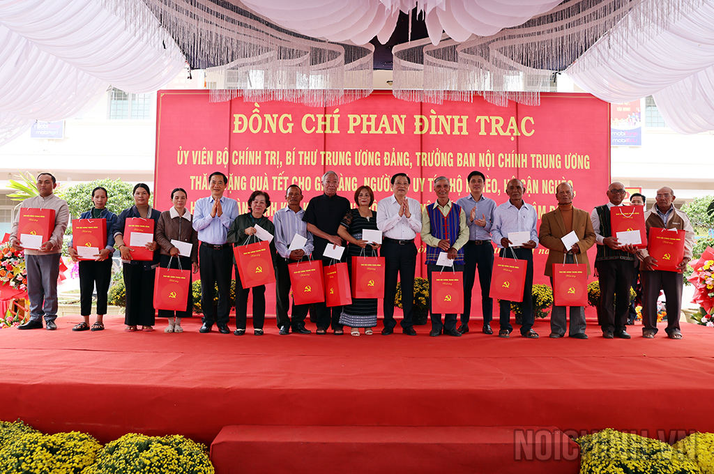 Đồng chí Phan Đình Trạc, Ủy viên Bộ Chính trị, Bí thư Trung ương Đảng, Trưởng Ban Nội chính Trung ương và đồng chí Nguyễn Thái Học, Quyền Bí thư Tỉnh ủy Lâm Đồng tặng quà già làng, người có uy tín trên địa bàn xã NThôn Hạ