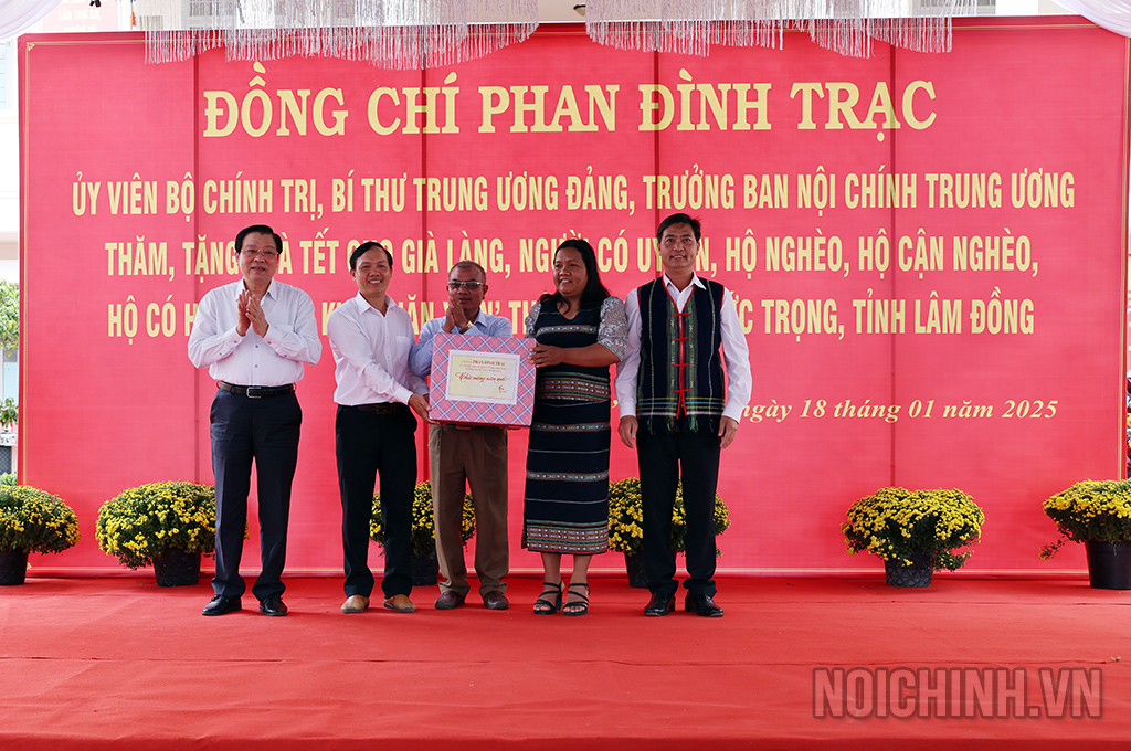 Đồng chí Phan Đình Trạc, Ủy viên Bộ Chính trị, Bí thư Trung ương Đảng, Trưởng Ban Nội chính Trung ương tặng quà Tết cho Đảng bộ, chính quyền và Nhân dân xã NThôn Hạ