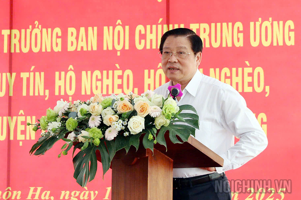 Đồng chí Phan Đình Trạc, Ủy viên Bộ Chính trị, Bí thư Trung ương Đảng, Trưởng Ban Nội chính Trung ương phát biểu động viên bà con xã NThôn Hạ, huyện Đức Trọng, tỉnh Lâm Đồng