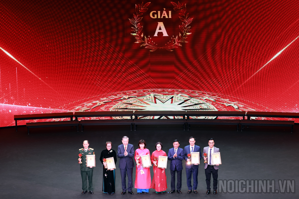 Đồng chí Tổng Bí thư Tô Lâm và đồng chí Trần Cẩm Tú, Ủy viên Bộ Chính trị, Thường trực Ban Bí thư, Chủ nhiệm Ủy ban Kiểm tra Trung ương trao giải A cho các tác giả, đại diện nhóm tác giả