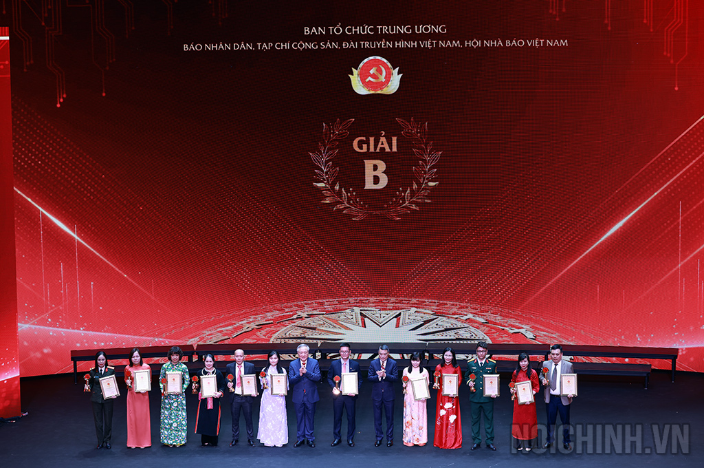 Đồng chí Nguyễn Hòa Bình, Ủy viên Bộ chính trị, Phó Thủ tướng Thường trực Chính phủ và đồng chí Lê Minh Hưng, Ủy viên Bộ Chính trị, Bí thư Trung ương Đảng, Trưởng Ban Tổ chức Trung ương trao giải B cho các tác giả, đại diện nhóm tác giả