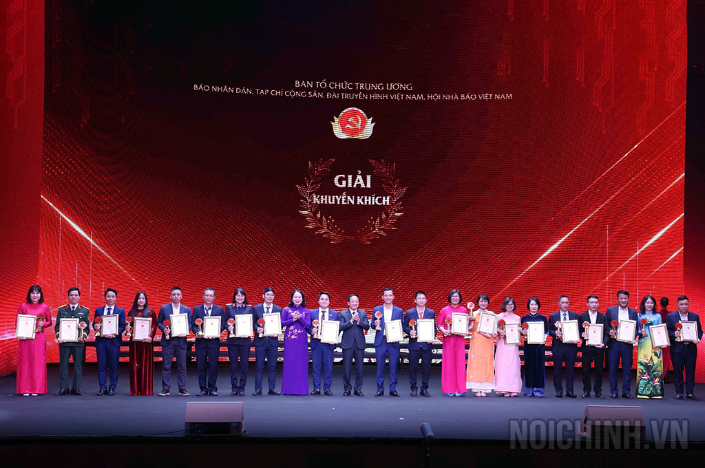 Đồng chí Thượng tướng Trịnh Văn Quyết, Bí thư Trung ương Đảng, Chủ nhiệm Tổng cục Chính trị Quân đội nhân dân Việt Nam và đồng chí Võ Thị Ánh Xuân, Ủy viên Trung ương Đảng, Phó Chủ tịch nước trao giải Khuyến khích cho các tác giả, đại diện nhóm tác giả