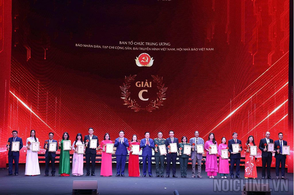 Đồng chí Phan Đình Trạc, Ủy viên Bộ Chính trị, Bí thư Trung ương Đảng, Trưởng Ban Nội chính Trung ương, Phó Trưởng ban Thường trực Ban Chỉ đạo Trung ương về phòng, chống tham nhũng, lãng phí, tiêu cực; Phó Trưởng ban Thường trực Ban Chỉ đạo Cải cách tư pháp Trung ương dự và trao Giải trao giải C cho các tác giả, đại diện nhóm tác giả