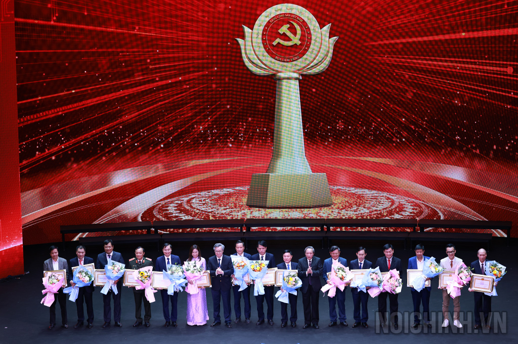 Đồng chí Hoàng Đăng Quang, Ủy viên Trung ương Đảng, Phó Trưởng Ban Thường trực và đồng chí Nguyễn Quang Dương, Ủy viên Trung ương Đảng, Phó Trưởng Ban Tổ chức Trung ương trao Bằng Khen cho các đơn vị có thành tích xuất sắc trong việc tổ chức, tuyên truyền, hưởng ứng Giải Búa liềm vàng