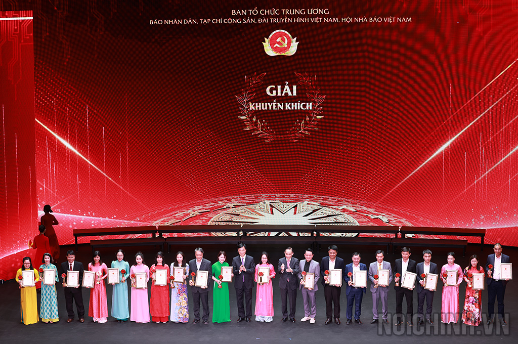 Đồng chí Nguyễn Duy Ngọc, Bí thư Trung ương Đảng, Chánh Văn phòng Trung ương Đảng và đồng chí Lê Hoài Trung, Bí thư Trung ương Đảng,Trưởng Ban Đối ngoại Trung ương  trao giải Khuyến khích cho các tác giả, đại diện nhóm tác giả