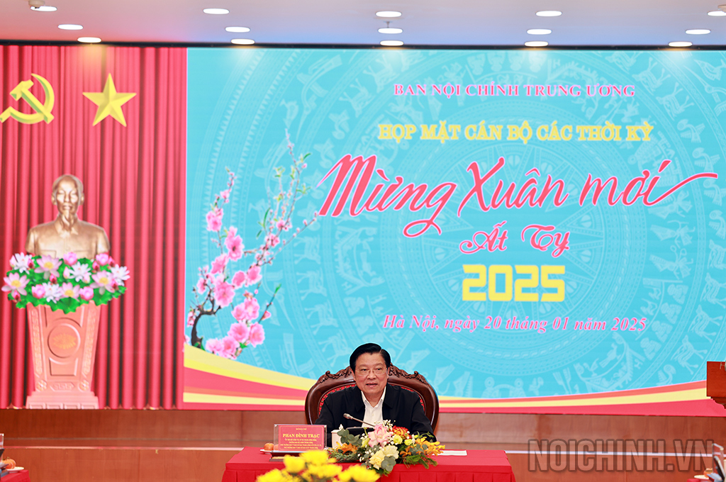 Đồng chí Phan Đình Trạc, Ủy viên Bộ Chính trị, Bí thư Trung ương Đảng, Trưởng Ban Nội chính Trung ương, Phó Trưởng ban Thường trực Ban Chỉ đạo Trung ương về phòng, chống tham nhũng, lãng phí, tiêu cực, Phó Trưởng ban Thường trực Ban Chỉ đạo Cải cách tư pháp Trung ương chủ trì buổi gặp mặt