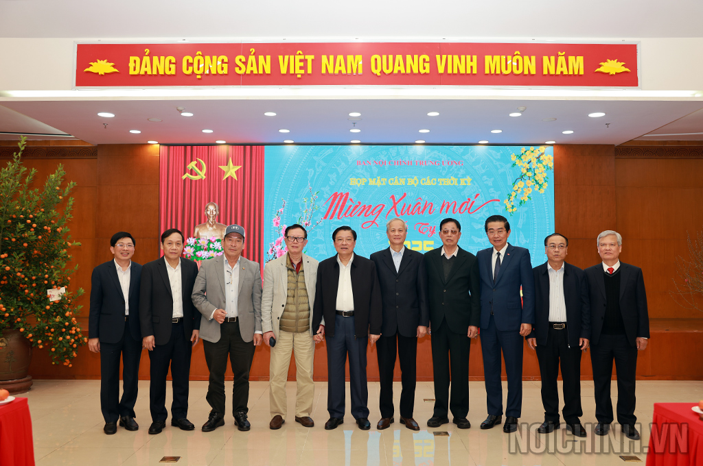 Lãnh đạo Ban Nội chính Trung ương chụp ảnh lưu niệm với các đồng chí nguyên Lãnh đạo Ban Nội chính Trung ương và nguyên lãnh đạo Văn phòng Ban Chỉ đạo Trung ương về phòng, chống tham nhũng