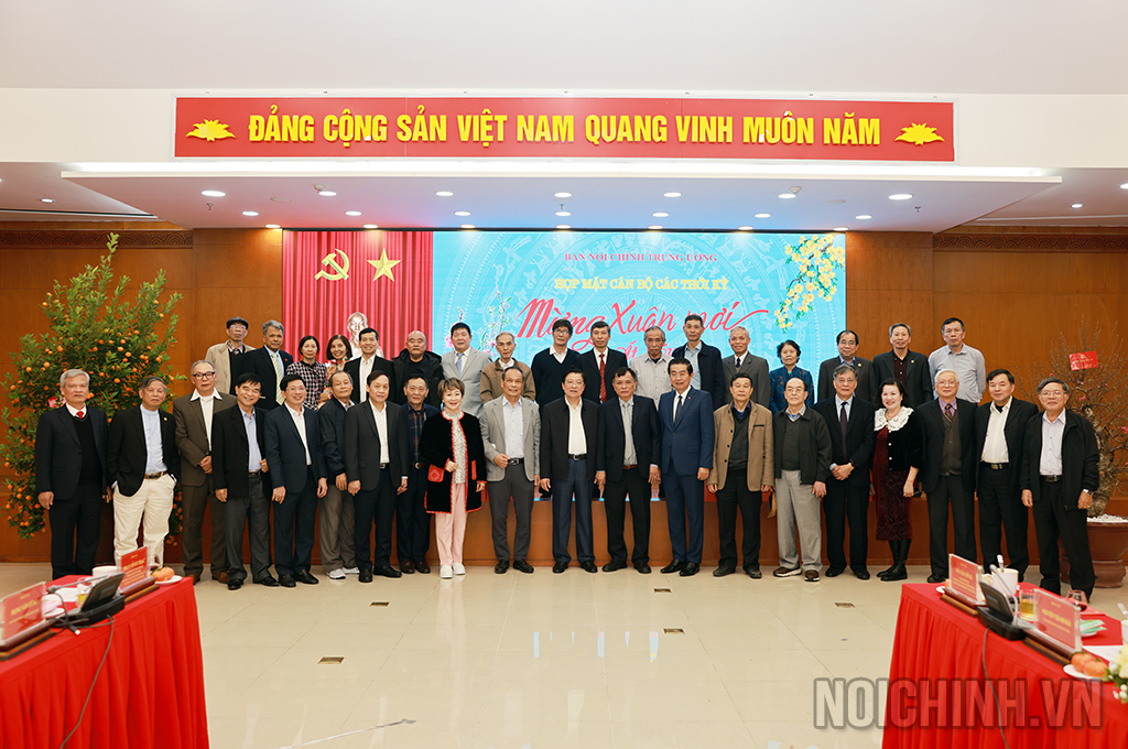 Lãnh đạo Ban Nội chính Trung ương chụp ảnh lưu niệm với các đồng chí hưu trí qua các thời kỳ