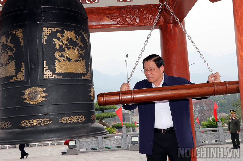 Đồng chí Phan Đình Trạc, Ủy viên Bộ Chính trị, Bí thư Trung ương Đảng, Trưởng Ban Nội chính Trung ương  thỉnh chuông tại đền thờ Anh hùng liệt sĩ tại Nghĩa trang Liệt sĩ quốc gia Vị Xuyên