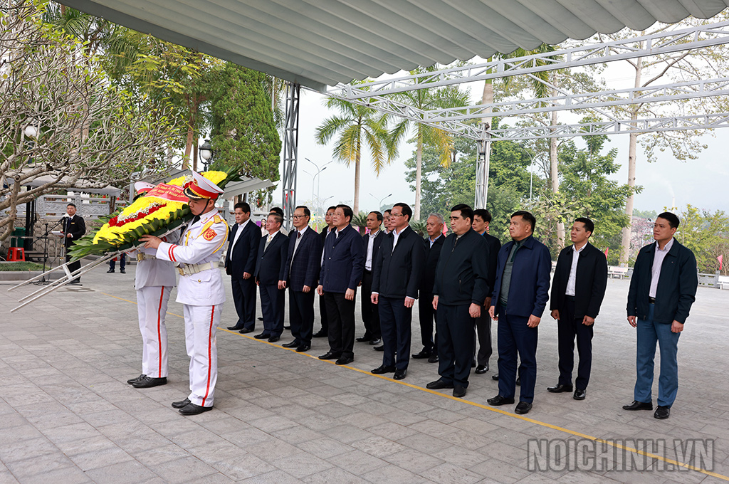 Đồng chí Phan Đình Trạc, Ủy viên Bộ Chính trị, Bí thư Trung ương Đảng, Trưởng Ban Nội chính Trung ương  dâng hương tại đền thờ Anh hùng liệt sĩ tại Nghĩa trang Liệt sĩ quốc gia Vị Xuyên 
